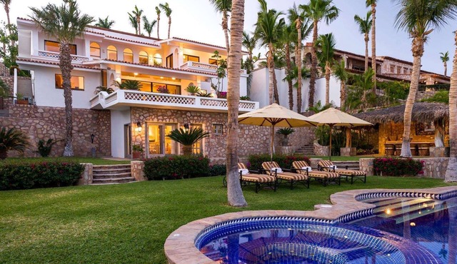 Beachfront Villa Pacifica includes Luxury Swimming Pool & Gourmet Kitchen! in Palmilla - Norte