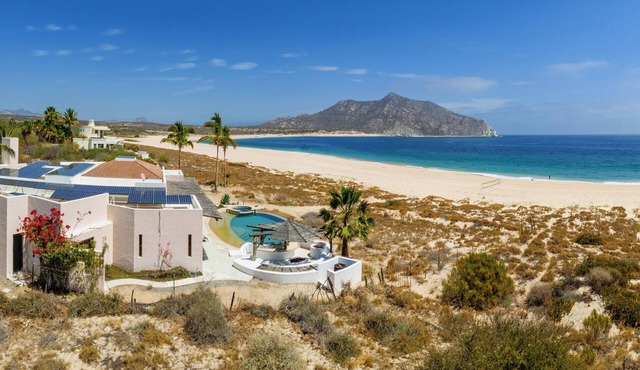 Beachfront Villa w/Pool, Hot Tub, Beach Access, Cook & Caretaker in Los Frailes