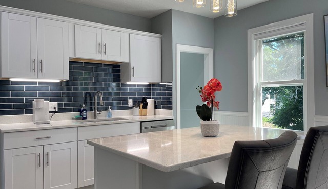 Beautiful New 2 BD near Hospitals, Free Parking in Worcester