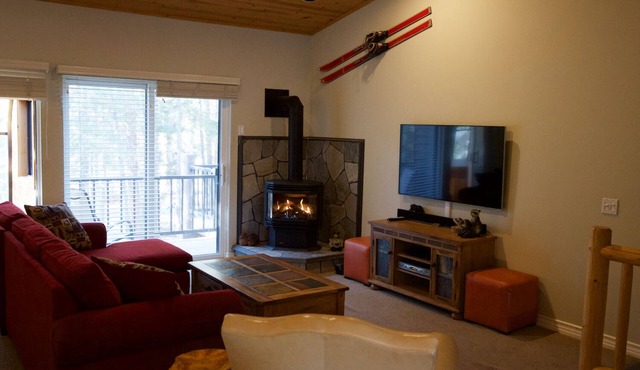 Beautiful Upgraded Condo w/Private Spa.Dogs Considered 15min Walk to the Village in Mammoth Lakes