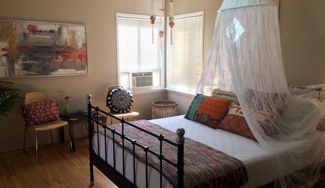 Boho-Chic Retreat - Retro & Relaxing with Full Kitchen in Burbank