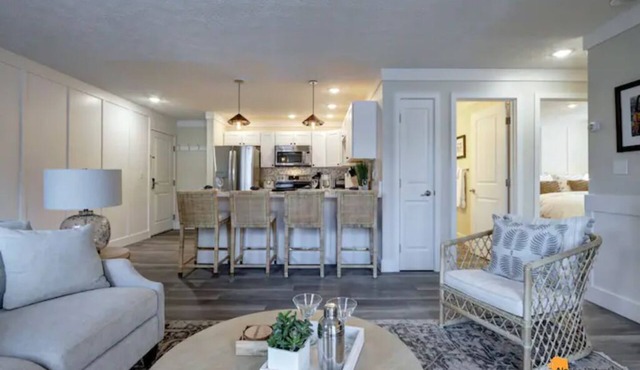 Breathtaking newly remodeled 2 bed, 1 bath unit in Anchorage