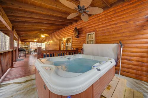 Broken Bow Cabin on 1 Acre w/Hot Tub & Fire Pit! in Stephens Gap
