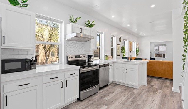 Built in Bluetooth SPEAKERS- Spacious 5-bedroom house, private parking in Denver in Denver