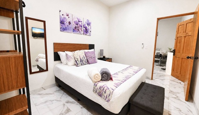 CABO DOWNTOWN STUDIOS: Modern Queen Bed retreat #7 in Cabo San Lucas