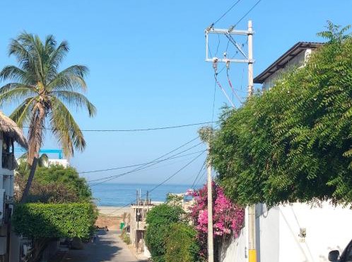 Casa a 3 cuadras de Playa Zicatela AC y patio in Puerto Escondido