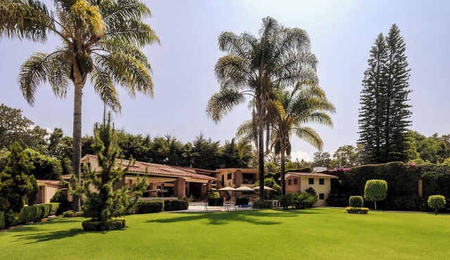 Casa Avándaro with Pool, Garden & Jacuzzi in Valle de Bravo