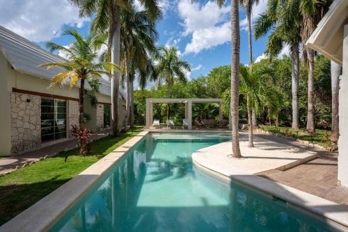 Casa Coral - 2BR - Tropical Hideout with Pool in Villa Juarez