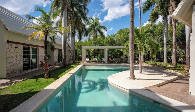 Casa Coral - 2BR - Tropical Hideout with Pool