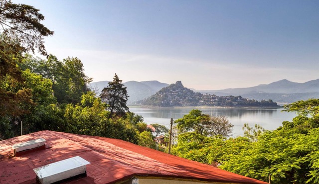 Casa La Serena: Lakeview Cabin in Valle de Bravo in El Santuario