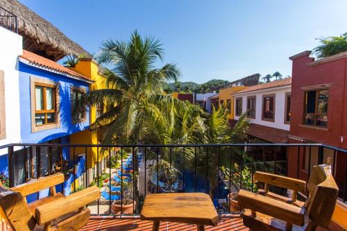 Casa Lotería Sayulita - Family Boutique Hotel with Spacious Full Kitchen Suites, Restaurant, Rooftop Yoga, Pool & Free Parking - 3 min to Beach in Sayulita