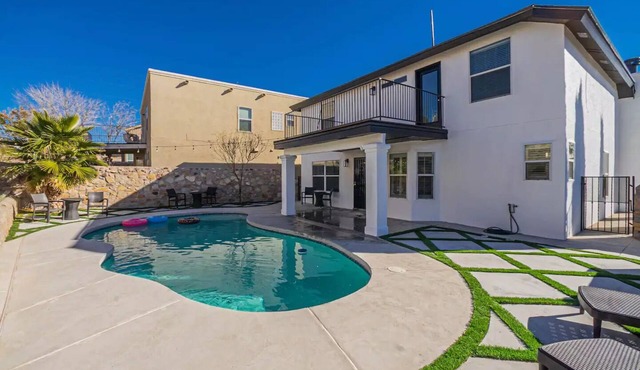 Casa Nico - Contemporary Home with Pool & Gym in El Paso