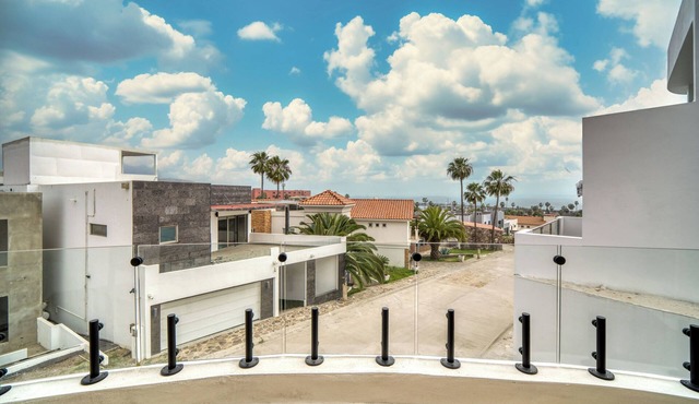 Casa Raquel 12 ppl, 5 BD, prime location, steps from Coral y Marina gated com in Ensenada