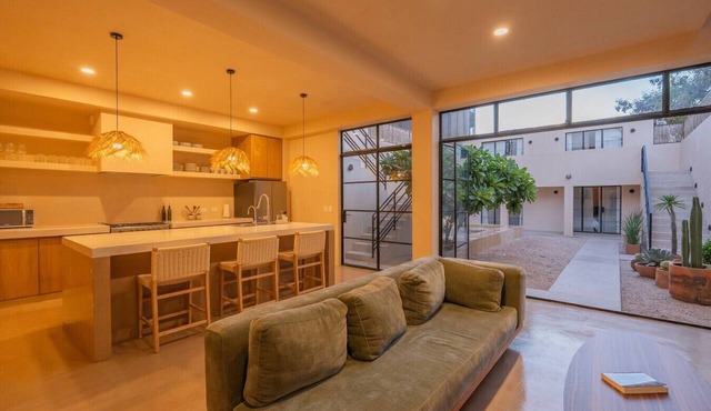 Casa Revo | Pool + 5BR + Steps from the beach in La Paz