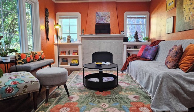 Charming 1920s Westbrae Berkeley Cottage with Soaking Tub! Walk to BART & Parks in Berkeley