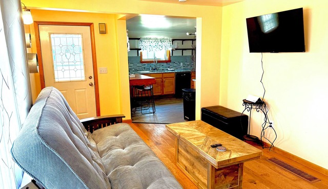 CHARMING 2-BDR HOUSE MINUTES FROM LAKE MICHIGAMME! RENOVATED AND CLEAN! in Champion