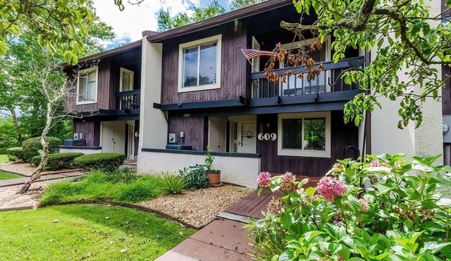 Charming 2-bedroom Bryce Resort Townhouse. Wifi. Pool. Ski. Activity Center. in Basye
