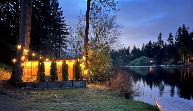 Charming 2-bedroom cabin on the Lake with shower kayaking, fishing, breakfast in Auburn