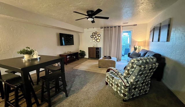 Charming 2-bedroom townhome in Eagle with WiFi, AC. Walk to downtown Eagle! in Eagle