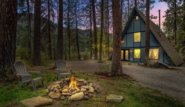 Charming A-Frame getaway in the woods - Pet friendly - Sleeps 6 in Superior