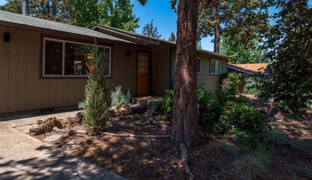 Charming, private 2-bedroom house with WiFi, AC in convenient Bend neighborhood. in Bend