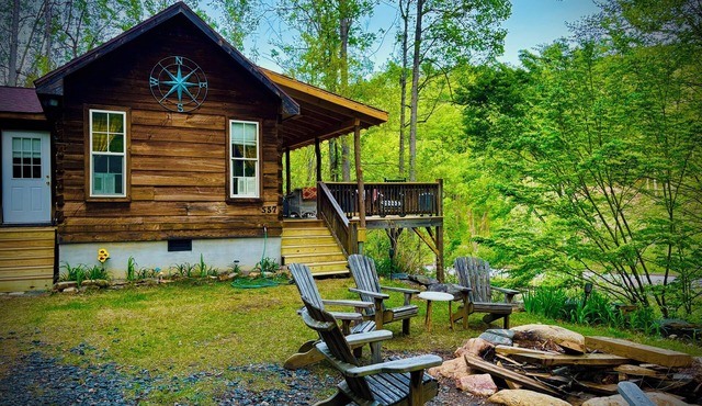 Charming riverfront 2-bedroom cabin with hot tub, WiFi, AC in Green Mountain NC in Green Mountain