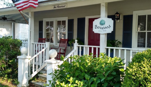 Charming & Walkable 1905 Farmhouse Stroll to Shops, Shore & Beach Fun in Colonial Beach