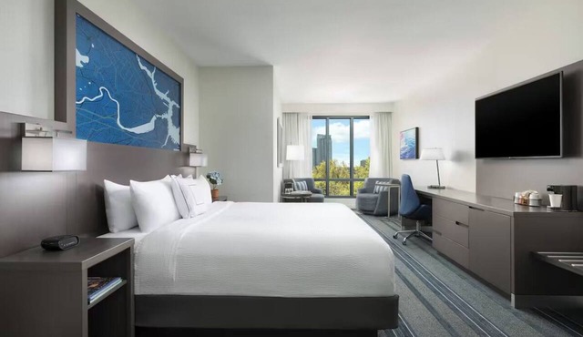 City View King Room at Courtyard Boston Cambridge - Minutes to Downtown Boston in Cambridge