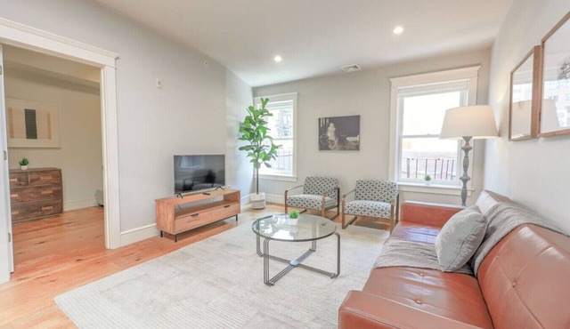 Classic Back Bay 1BR on Newbury Street in Boston