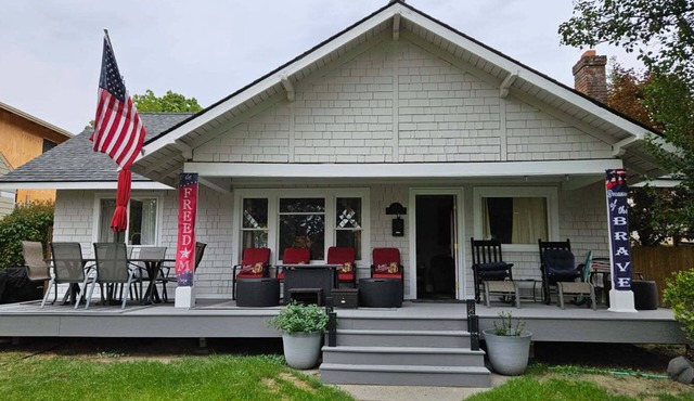 Coeur d'Alene's Famous Lakeshore Cottage steps to Sander's Beach & Tubb's Hill! in Coeur d'Alene