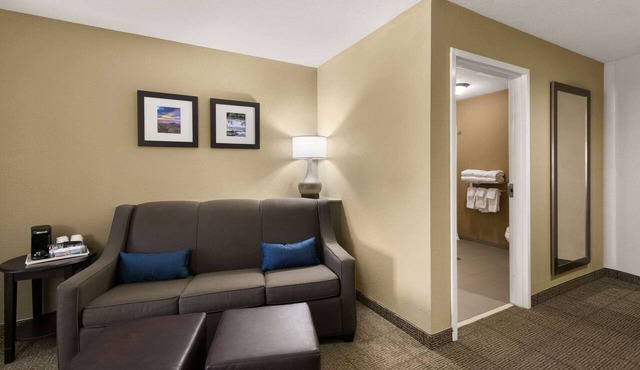 Comfort Suites Commerce in Commerce