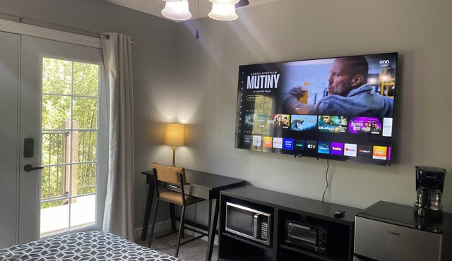 Convenient and private studio with relaxing deck in Holladay