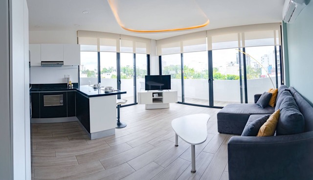 Corner Apartment w/Large Private Balcony - Pool Rooftop - 3 Blocks to Beach in Playa del Carmen