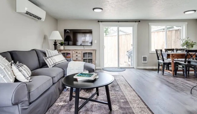 Country Classic Home-Short drive to the vineyards in Eugene