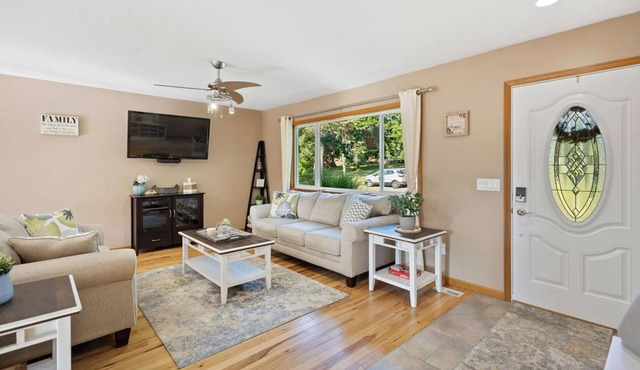 Country retreat that sleeps ten minutes from MSU in DeWitt