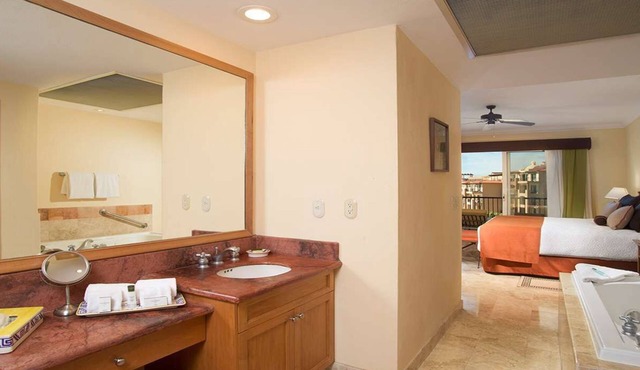 Cozy 2-bedroom condo in charming Bucerías with AC and fitness room in Bucerías