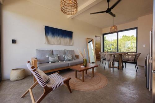 Cozy 2BR Apto Terrace, Pool & AC Steps from Beach in Santa María Colotepec