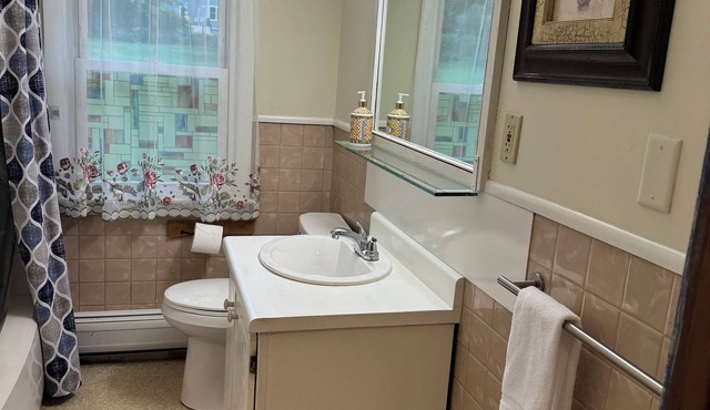 Cozy 4-bedroom house with AC and WiFi in charming Amherst in Amherst