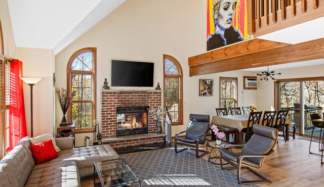 Cozy Creekfront House with Sauna in Bushkill