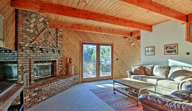 Cozy Getaway Cabin Deck and Hot Tub with Views! in Big Bear Lake