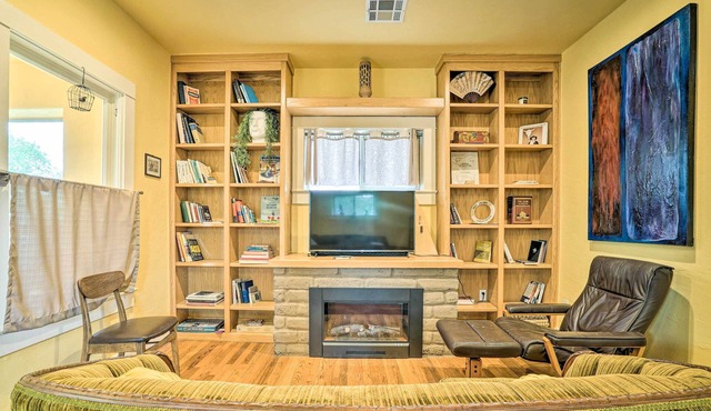 Cozy Las Cruces Gem: Fire Pit, Patio & Views! in Las Cruces