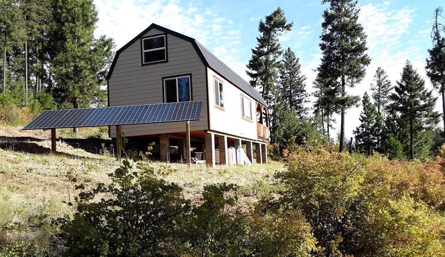 Cozy Solar-Powered Cabin for a Peaceful Escape near Plummer, Idaho in Plummer