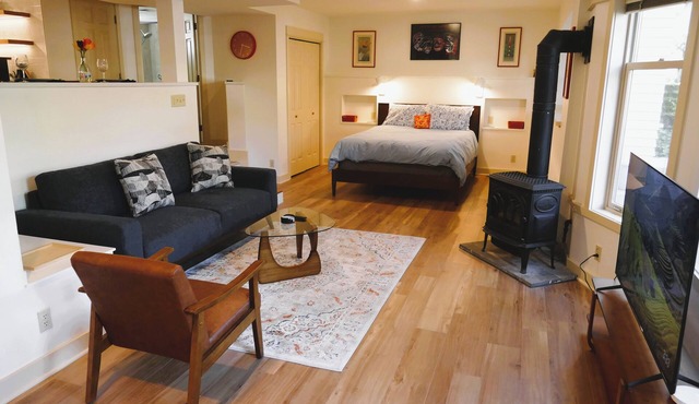 Cozy Studio + Private Courtyard Steps to GreenLake in Seattle