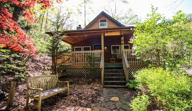 Creekfront Cabin w/Hot Tub & Game Room – Near Boone & West Jefferson in Todd