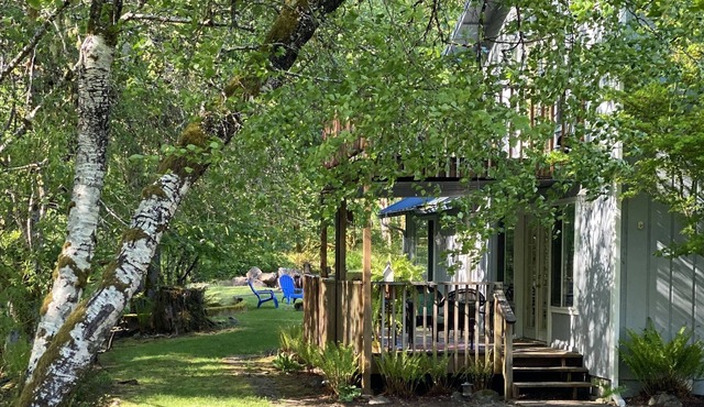 Creekfront Home with Large Covered Porch and Fire Pit...Pet-Friendly! in Longview