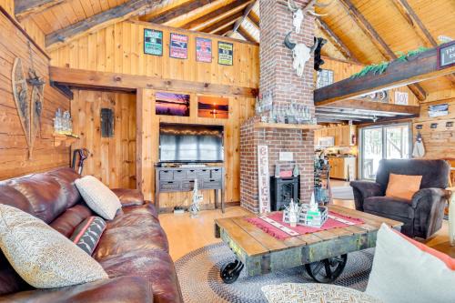 Deck & Fire Pit: Secluded Cabin Near Lake Francis! in Pittsburg