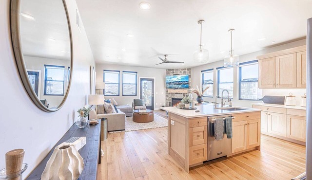 Deer Valley East Ski Condo | 2 Mins to Skiing | Hot Tub & Shuttle in Heber