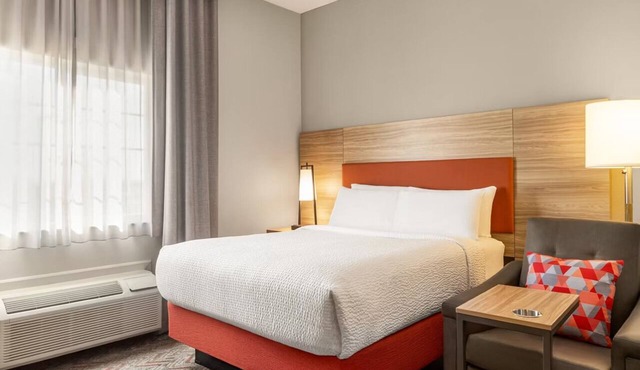 Discover Comfort & Convenience in a Room Near Market Square - 4.9 miles in San Antonio