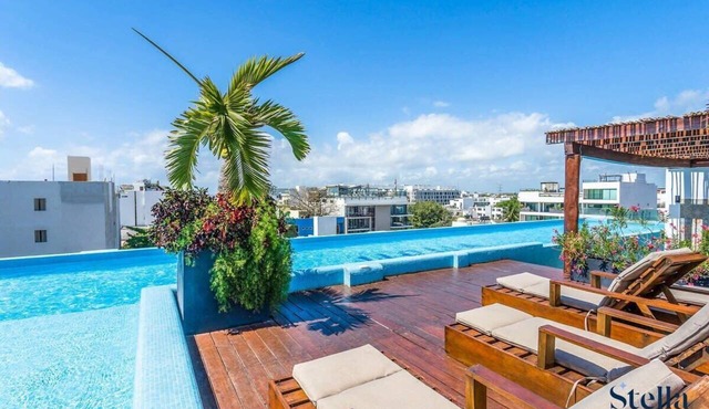 Downtown Condo, Rooftop Pool, Steps to 5th