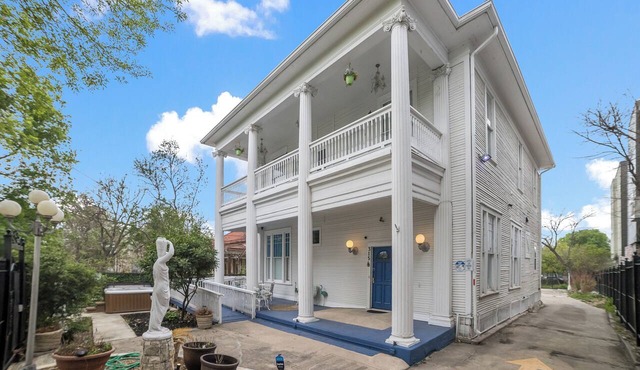 Downtown Mansion 10 bedrooms/7.5 baths, 34+ people, 11car gated parking, Jacuzzi in San Antonio